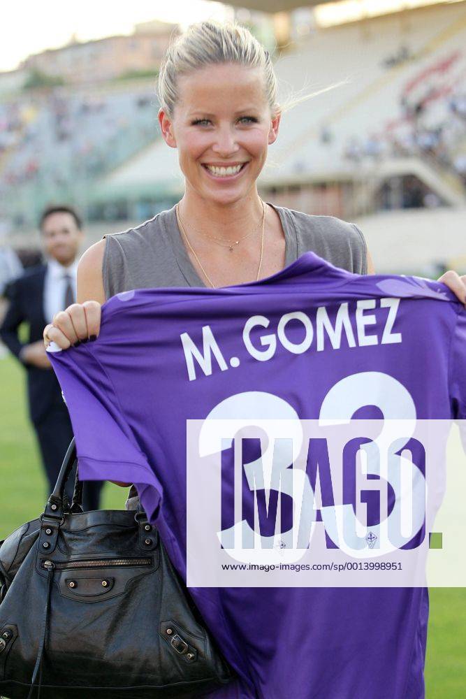 Mario Gomez wird beim AC Florenz als Neuzugang präsentiert - Freundin Carina Wanzung ist dabei lucaxpagliaricci