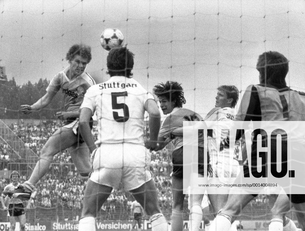 VfB Stuttgart - Borussia Mönchengladbach 2:3 - Tor zum 1:0 - Torschütze Hans Georg Dreßen (li.) und Hans Jörg Criens (beide Gladbach (beide Gladbach) gegen Karl Heinz Förster (Stuttgart)