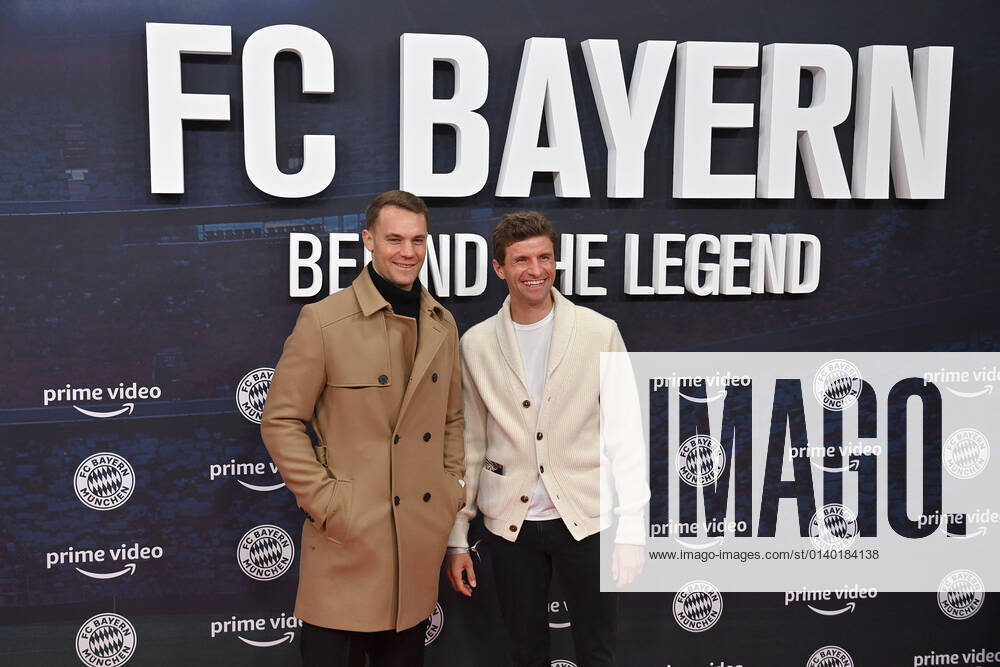 From left Manuel NEUER goalkeeper Bayern Muenchen , Thomas MUELLER MÜLLER,Bayern Muenchen in civilian clothes,private premiere party for the Amazon Original documentary FC BAYERN Ð BEHIND THE LEGENDon 25 10 2021 at the Arri cinema in Munich red carpet