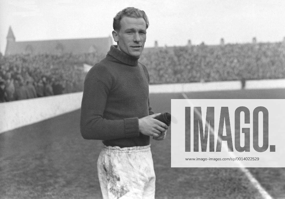 Football - 1949 1950 First Division - Everton 3 Manchester City 1 City goalkeeper Bert Trautmann at Goodison Park.