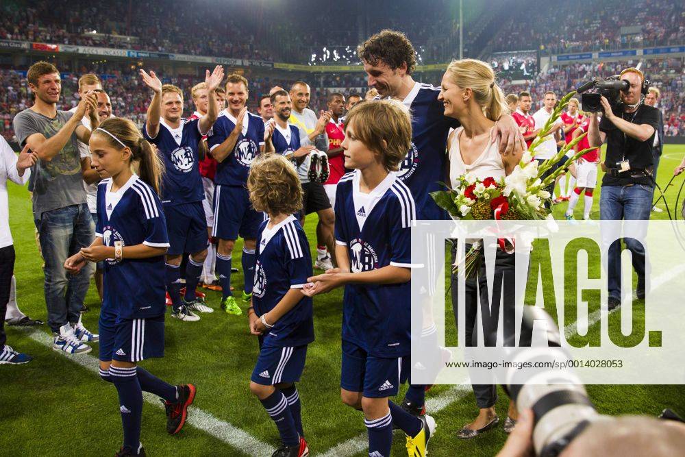 Mark van Bommel with wife Andra, children Thomas Ruben and Renee during the farewell match of MarkVanBommel on July 19, 2013 at the Philips stadium in Eindhoven, The Netherlands. MarkVanBommel Farewell match 2013 2014 LaurensxLindhoutxIVx 1675372