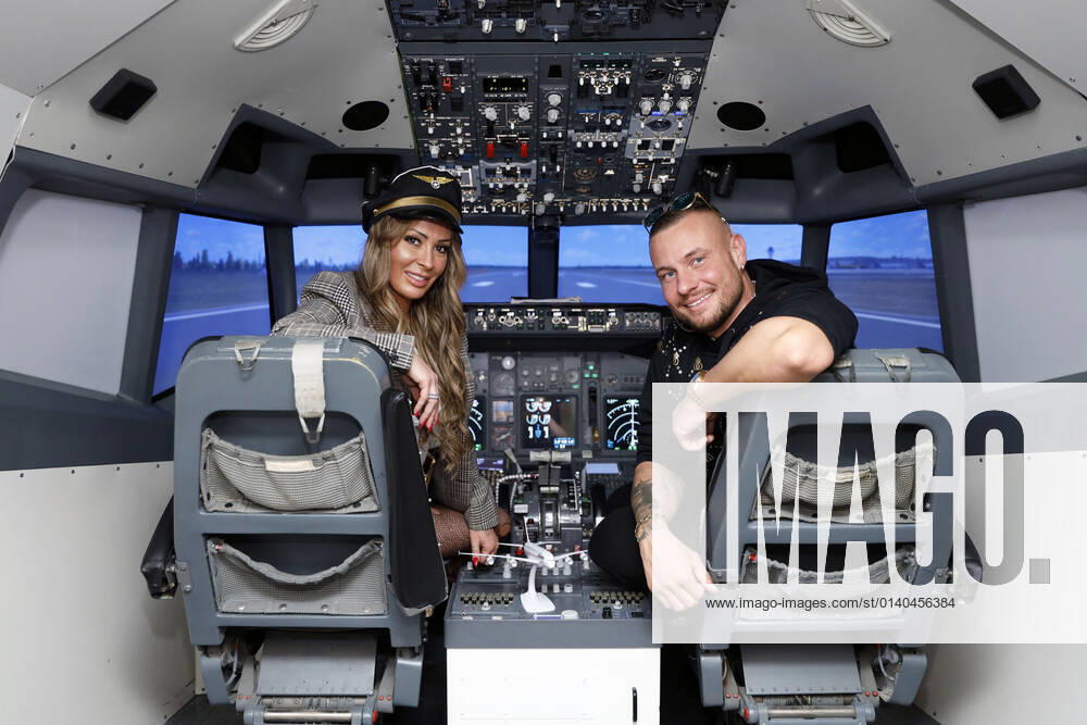 Cora Schumacher and Eric Sindermann at a photo session in the Boeing 737 flight simulator of AerotaskGmbH at Motorworld Cologne Cologne, 27 10 2021 Foto:xC.xFuturexImage