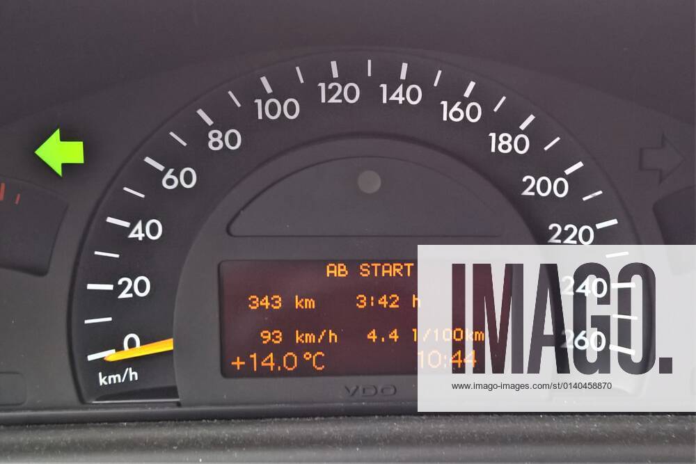Read fuel consumption or average consumption of a diesel car of the Euro 3 environmental standard on long distance 4.4 liters per 100 kilometers photo speedometer and dashboard display, Mercedes C class, year 2001