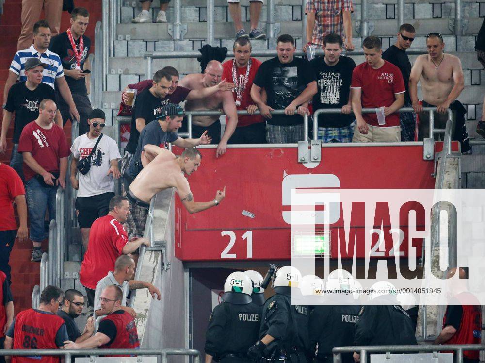 Fussball, Saison 2013-2014, 2. Bundesliga, 1. Spieltag, FC Energie Cottbus 1-0, Die Polizei setzte gegen einige Cottbus Fans Pfefferspray ein.