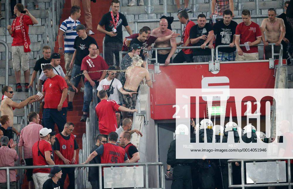 Fussball, Saison 2013-2014, 2. Bundesliga, 1. Spieltag, FC Energie Cottbus 1-0, Die Polizei setzte gegen einige Cottbus Fans Pfefferspray ein.