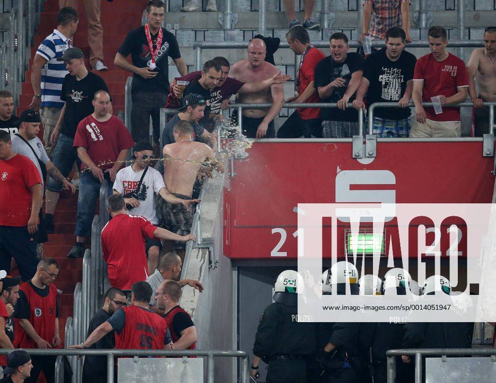 Fussball, Saison 2013-2014, 2. Bundesliga, 1. Spieltag, FC Energie Cottbus 1-0, Die Polizei setzte gegen einige Cottbus Fans Pfefferspray ein.