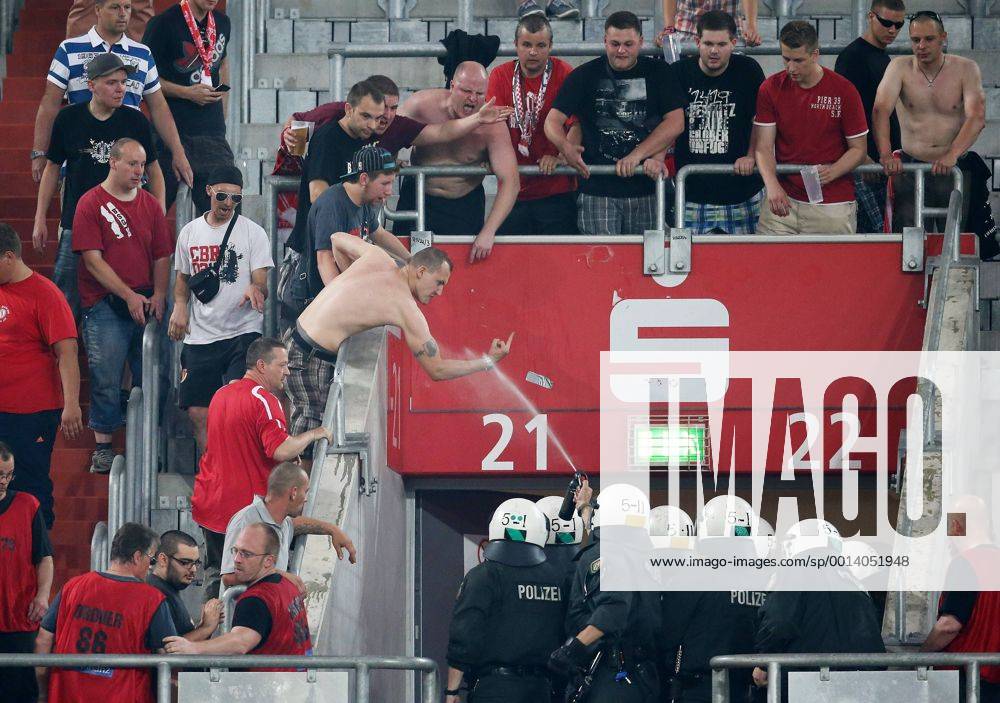 Fussball, Saison 2013-2014, 2. Bundesliga, 1. Spieltag, FC Energie Cottbus 1-0, Die Polizei setzte gegen einige Cottbus Fans Pfefferspray ein.