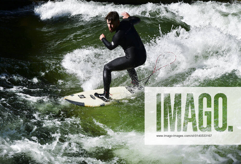 Autumn presents the English Garden in Munich on Wednesday 27 10 2021 The autumn has colored the trees, in glorious sunshine the park attracts many people A crowd puller is the standing wave in the Eisbach, a paradise for surfers in the middle of the city
