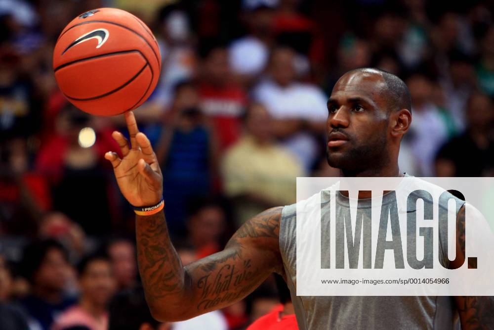 (130723) -- PASAY CITY, July 23, 2013 (Xinhua) -- NBA Basketball Herren USA player LeBron James spins a basketball on his finger during a basketball clinic in Pasay City, the Philippines, July 23, 2013. Lebron James is on a one-day visit to the Philippines. (Xinhua Rouelle Umali) (SP)PHILIPPINES-PASAY CITY-NBA-LEBRON JAMES