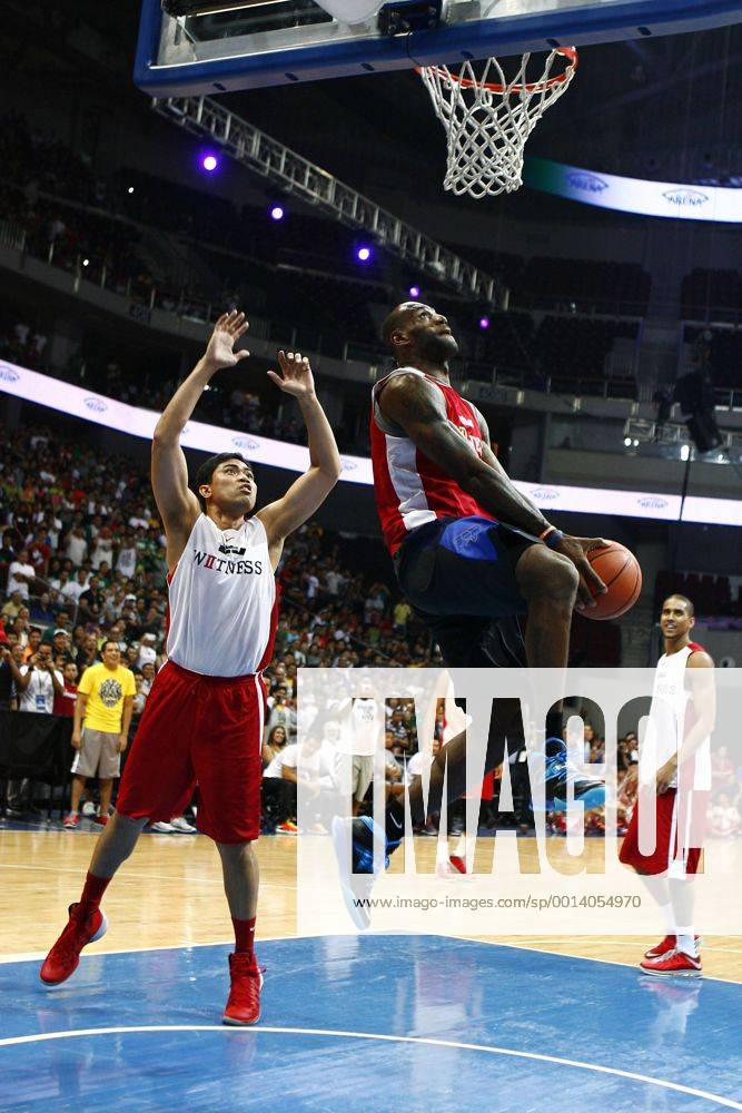 (130723) -- PASAY CITY, July 23, 2013 (Xinhua) -- NBA Basketball Herren USA player LeBron James (Above) slams dunk during a basketball clinic in Pasay City, the Philippines, July 23, 2013. Lebron James is on a one-day visit to the Philippines. (Xinhua Rouelle Umali) (SP)PHILIPPINES-PASAY CITY-NBA-LEBRON JAMES