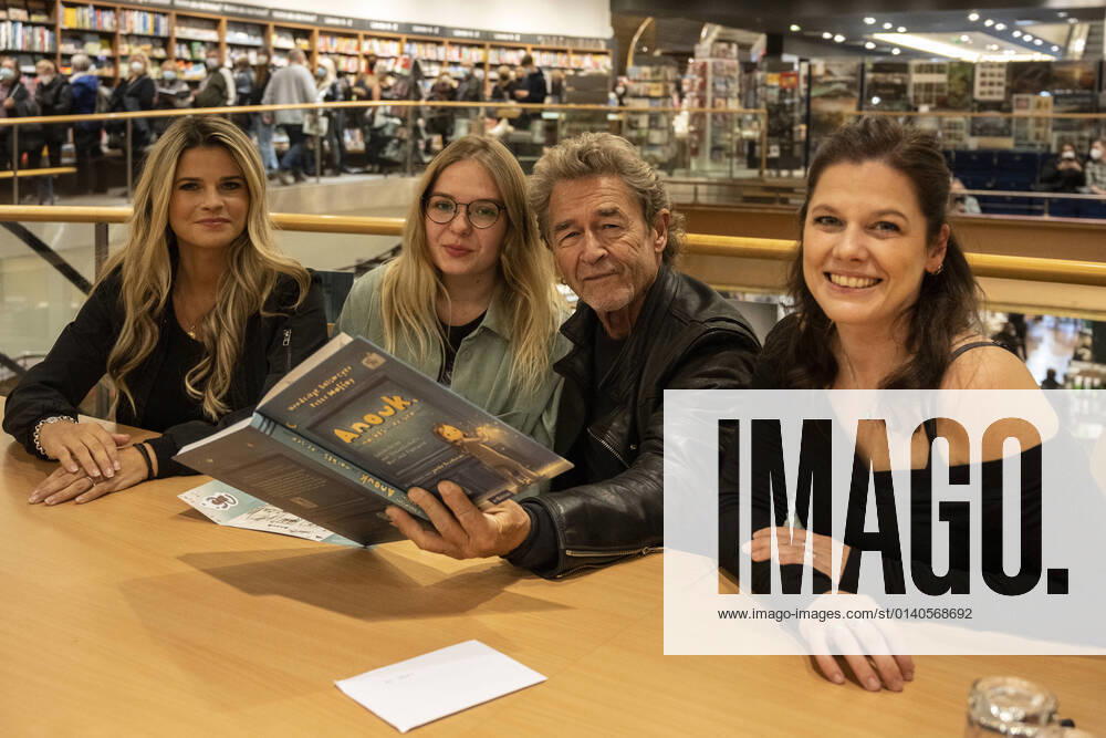 Married couple Maffay signs childrens book Anouk The fan of the first hour of birth was allowed to sit down right at the beginning of the autograph and signing session between musician and author Peter Maffay and his wife Hendrikje Balsmeyer The childrens boo