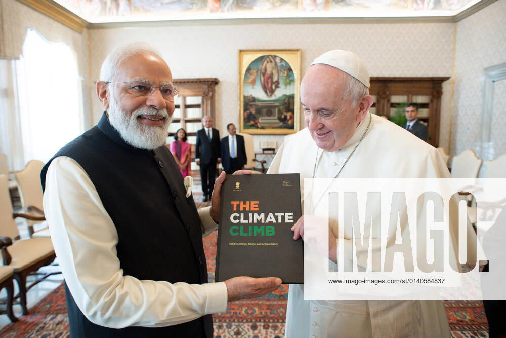 Pope Francis and Prime Minister of India, Narendra Modi, during their meeting at the Vatican City, 30 October 2021..ANSA VATICAN MEDIA.+++ ANSA PROVIDES ACCESS TO THIS HANDOUT PHOTO TO BE USED SOLELY TO ILLUSTRATE NEWS REPORTING OR COMMENTARY ON THE FACTS OR EVENTS DEPICTED IN THIS IMAGE; NO ARCHIVING; NO LICENSING VATICAN CITY - ZUMAa110 20211030_zaf_a110_072