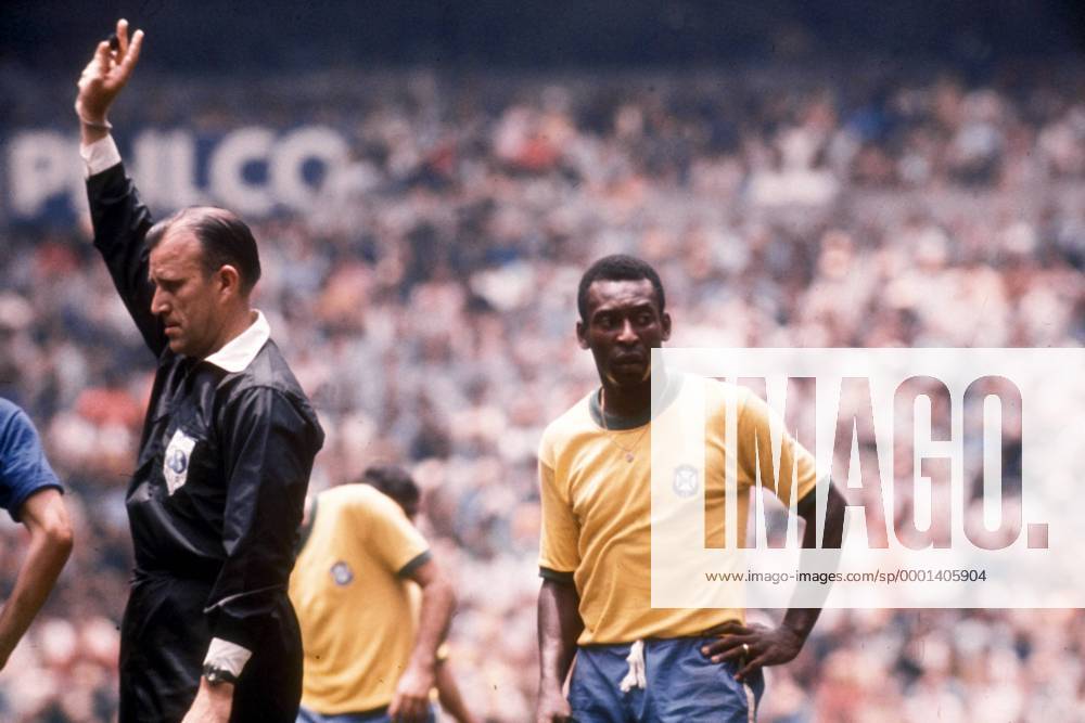 FIFA-Schiedsrichter Rudi Glöckner (DDR) zeigt Freistoß an, Pele schaut nachdenklich Fußball WM Herren Weltmeisterschaft 1970, Nationalmannschaft, Nationalteam, Nationaltrikot, Finale, Endspiel Gruppe Länderspiel Mexiko City, Rudolf Nachdenklichkeit, Skepsis,
