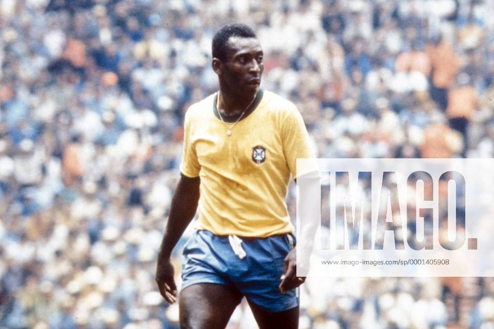 Pele (Brasilien) nachdenklich Fußball WM Herren Weltmeisterschaft 1970, Nationalmannschaft, Nationalteam, Nationaltrikot, Finale, Endspiel Einzelbild Länderspiel Mexiko City Skepsis, Nachdenklichkeit,