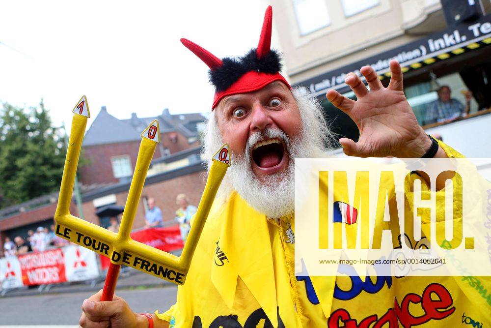 Radrennen Tour de Neuss am Mittwoch, 24. Juli 2013 auf einem Rundkurs in der Innenstadt von Neuss. Dieter Didi Senft alias El Diablo ist ein deutscher Schlosser, Künstler, Erfinder und Fahrrad-Designer aus Storkow ( Mark ). Zu DDR-Zeiten war Senft Radamateur und mehrfacher Bezirksmeister. Didi Senft beim Radrennen Tour de Neuss