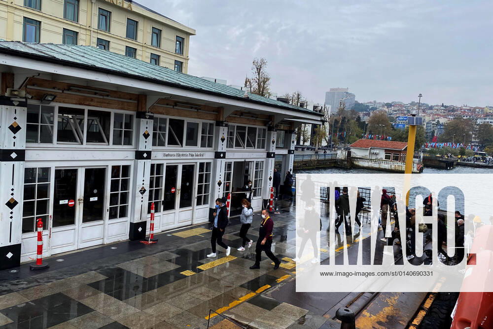 People wearing face masks walk on a street in Istanbul, Turkey, on November 1, 2021. Turkey confirmed 28,678 new COVID-19 cases, raising its tally of infections to 8,061,666 according to its health ministry. Some 217 persons died of Covid-9 today, increasing the death toll from the virus in Turkey to 70,828. (Safak Hacaloglu - Depo Photos)