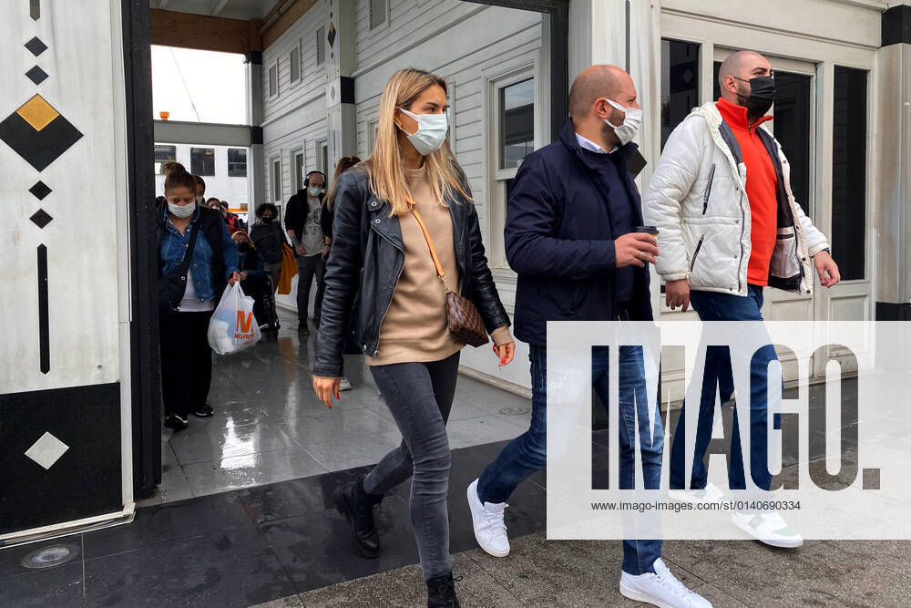 People wearing face masks walk on a street in Istanbul, Turkey, on November 1, 2021. Turkey confirmed 28,678 new COVID-19 cases, raising its tally of infections to 8,061,666 according to its health ministry. Some 217 persons died of Covid-9 today, increasing the death toll from the virus in Turkey to 70,828. (Safak Hacaloglu - Depo Photos)