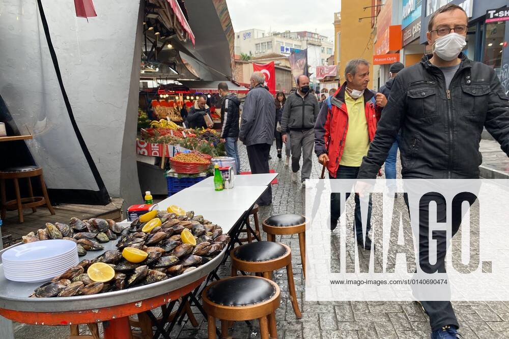 People wearing face masks walk on a street in Istanbul, Turkey, on November 1, 2021. Turkey confirmed 28,678 new COVID-19 cases, raising its tally of infections to 8,061,666 according to its health ministry. Some 217 persons died of Covid-9 today, increasing the death toll from the virus in Turkey to 70,828. (Safak Hacaloglu - Depo Photos)
