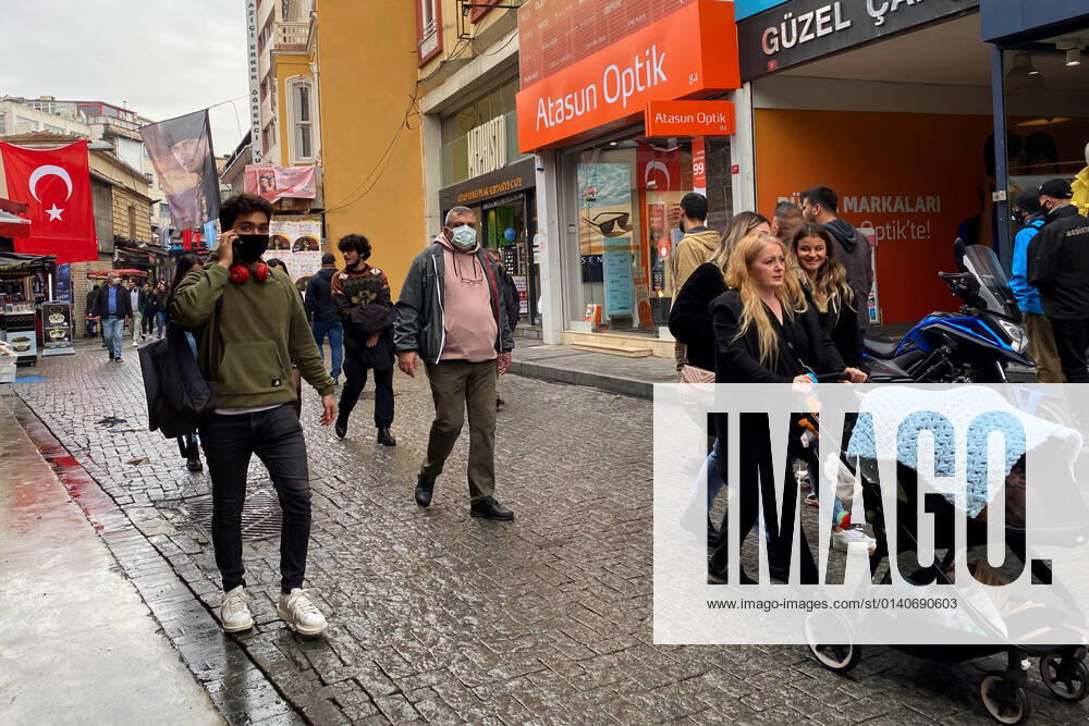 People wearing face masks walk on a street in Istanbul, Turkey, on November 1, 2021. Turkey confirmed 28,678 new COVID-19 cases, raising its tally of infections to 8,061,666 according to its health ministry. Some 217 persons died of Covid-9 today, increasing the death toll from the virus in Turkey to 70,828. (Safak Hacaloglu - Depo Photos)