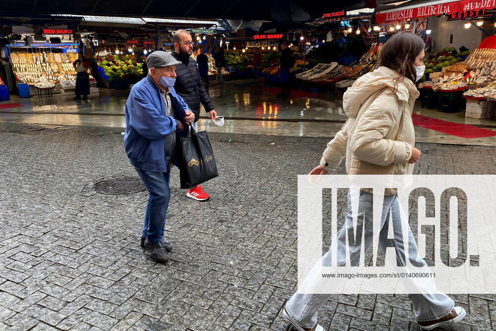 People wearing face masks walk on a street in Istanbul, Turkey, on November 1, 2021. Turkey confirmed 28,678 new COVID-19 cases, raising its tally of infections to 8,061,666 according to its health ministry. Some 217 persons died of Covid-9 today, increasing the death toll from the virus in Turkey to 70,828. (Safak Hacaloglu - Depo Photos)