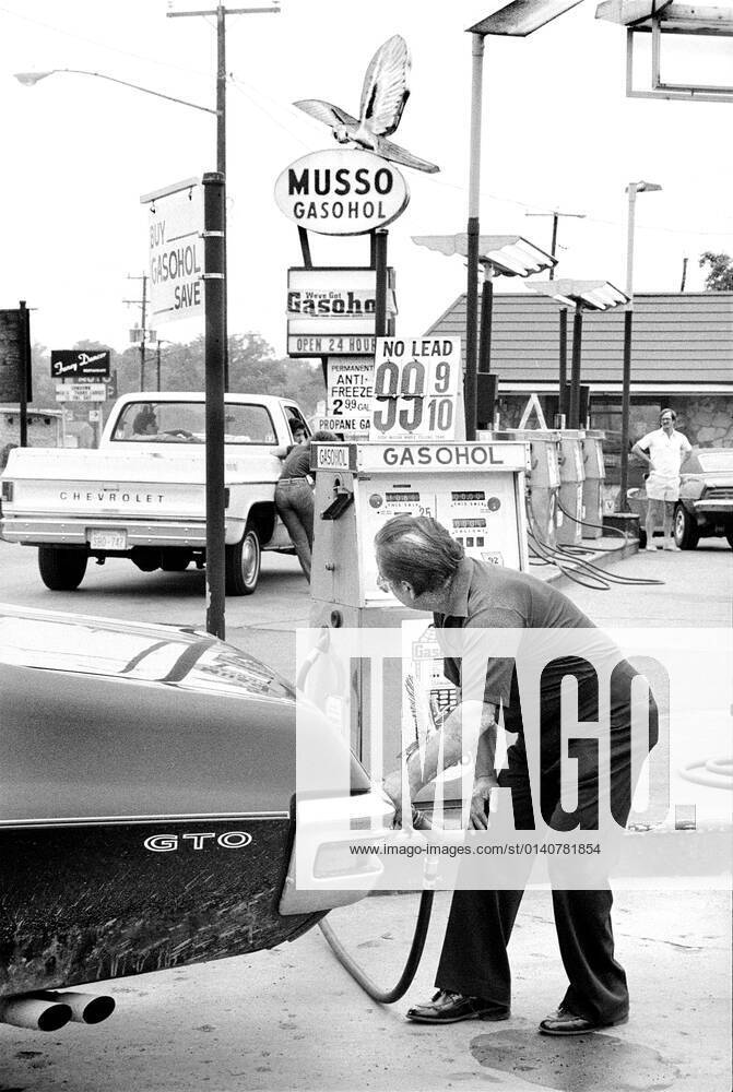 Man pumping Gasohol at Gas Station, Marion S. Trikosko, US News & World Report Magazine Collection, July 1979