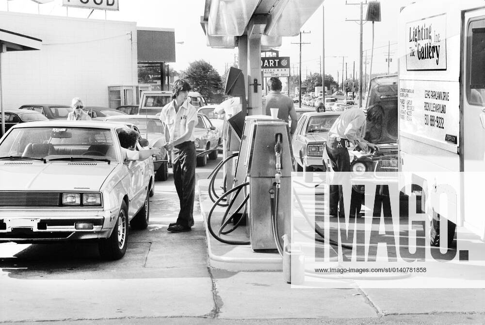 Cars lined up at Gas Station waiting for Fuel, Warren K. Leffler, US News & World Report Magazine Collection