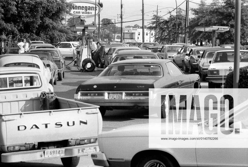 Long Lines of Cars waiting for Fuel at Gas Station, Maryland, USA, Warren K. Leffler, US News & World Report Magazine Collection, June 1979