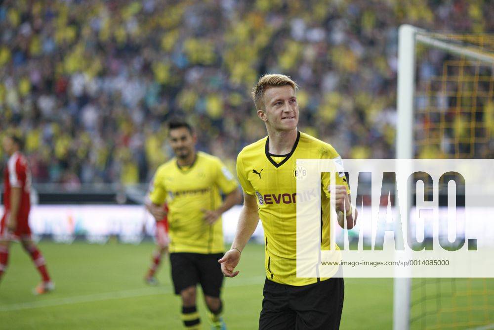 Supercup Deutschland 2013 Borussia Dortmund vs. FC Bayern München 4:2 HIER hat Marco Reus soeben das 1:0 für Borussia Dortmund erzielt und im Hintergrund klatscht Ilkay Gündogan Beifall während Daniel van Buyten vom FC Bayern München wegschleicht