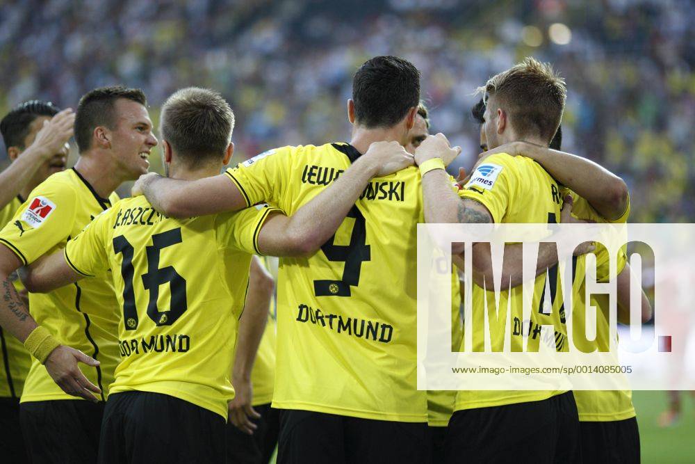 Supercup Deutschland 2013 Borussia Dortmund vs. FC Bayern München 4:2 HIER hat Marco Reus soeben das 1:0 für Borussia Dortmund erzielt und die Dortmunder zelebrieren sichtbar ihre Anerkennung und ihren Teamgeist