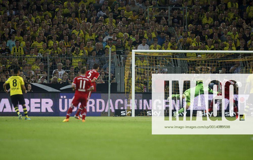Supercup Deutschland 2013 Borussia Dortmund vs. FC Bayern München 4:2 HIER Ilkay Gündogan (Borussia Dortmund) ganz links 8 erzielt mit einem Kunst-Schuss gegen Tom Starke und Jerome Boateng (FC Bayern München) ganz rechts sein sehenswertes Tor