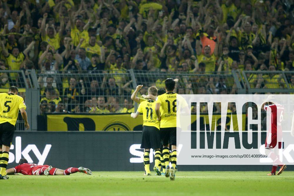 Supercup Deutschland 2013 Borussia Dortmund vs. FC Bayern München 4:2 HIER die gelbe Wand und die gelben Spieler jubeln während die Bayern geschlagen am Boden liegen (Daniel van Buyten) oder sich die Haare raufen (Thiago Alcantara)