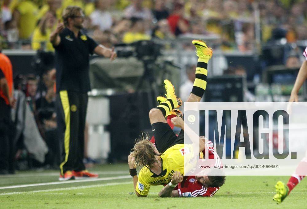 Supercup Deutschland 2013 Borussia Dortmund vs. FC Bayern München 4:2 HIER rot Mario Mandzukic (FC Bayern München) + schwarzgelb Marcel Schmelzer (Borussia Dortmund) und im Hintergrund Trainer Jürgen Klopp (Borussia Dortmund)