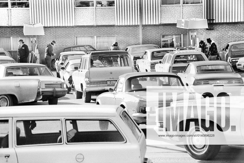 IMAGO History, Ölpreiskrise 1973 October 11, 1808, Maryland, USA: Cars lined up at Gas Station, Maryland, USA, Warren K. Leffler, US News & World Report Magazine Collection, February 1974 USA - ZUMAg145 18081011_zap_g145_001