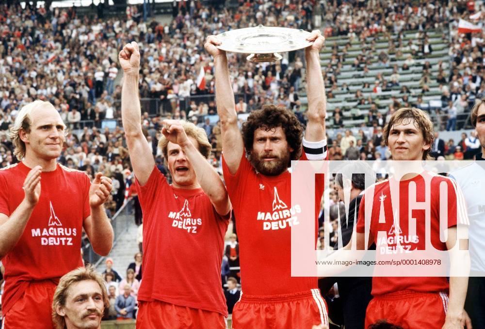 Deutscher Meister 1980 Bayern München - v.li.: Dieter Hoeneß, Karl Heinz Rummenigge, Paul Breitner mit der Meisterschale und Klaus Augenthaler, unten Hans Weiner Fußball 1. BL Herren Saison 1979 1980, FC Bayern München, Deutsche Meisterschaft, Vneg Gruppe München Freude,