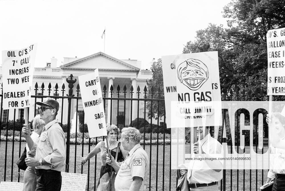 Gasoline dealers demonstrating with picket signs at the White House, Washington, D.C., USA, Marion S. Trikosko, US News & World Report Magazine Collection, August 1, 1979 Washington USA - ZUMAg145 20110315_zap_g145_002