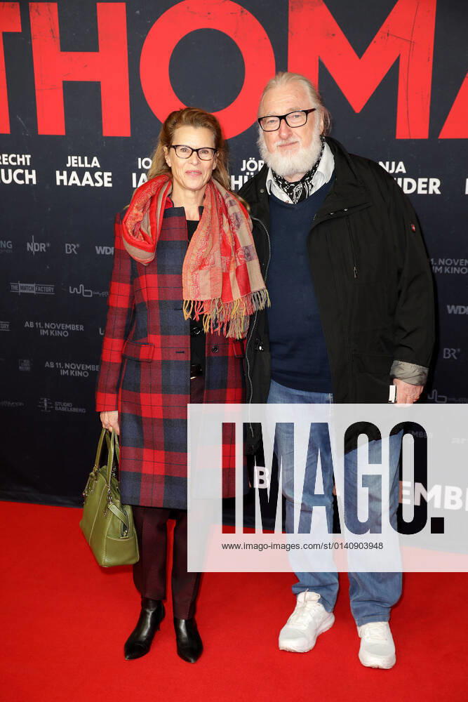 Leslie Malton and Felix von Manteuffel at the Lieber Thomas cinema premiere on 3 11 2021 in Berlin Lieber Thomas film premiere in Berlin