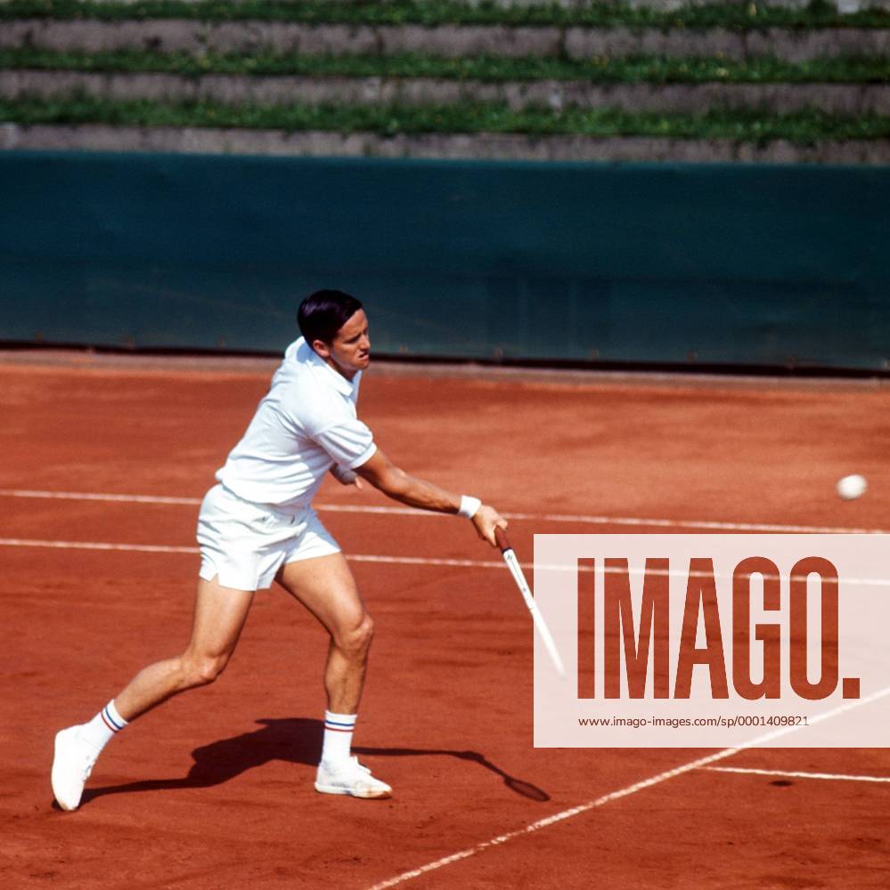 Roy Emerson (Australien) - Vorhand Tennis Herren Sandplatztennis 1973, Sand, Sandplatz, Sandplatzturnier Einzelbild Aufnahmedatum geschätzt