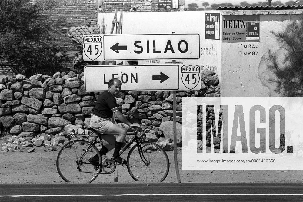 Der deutsche Fan Hans Baumer mit dem Fahrrad auf der Nationalstraße 45 unterwegs nach Leon Fußball WM Herren Weltmeisterschaft 1970, Nationalmannschaft, Nationalteam Einzelbild Leon