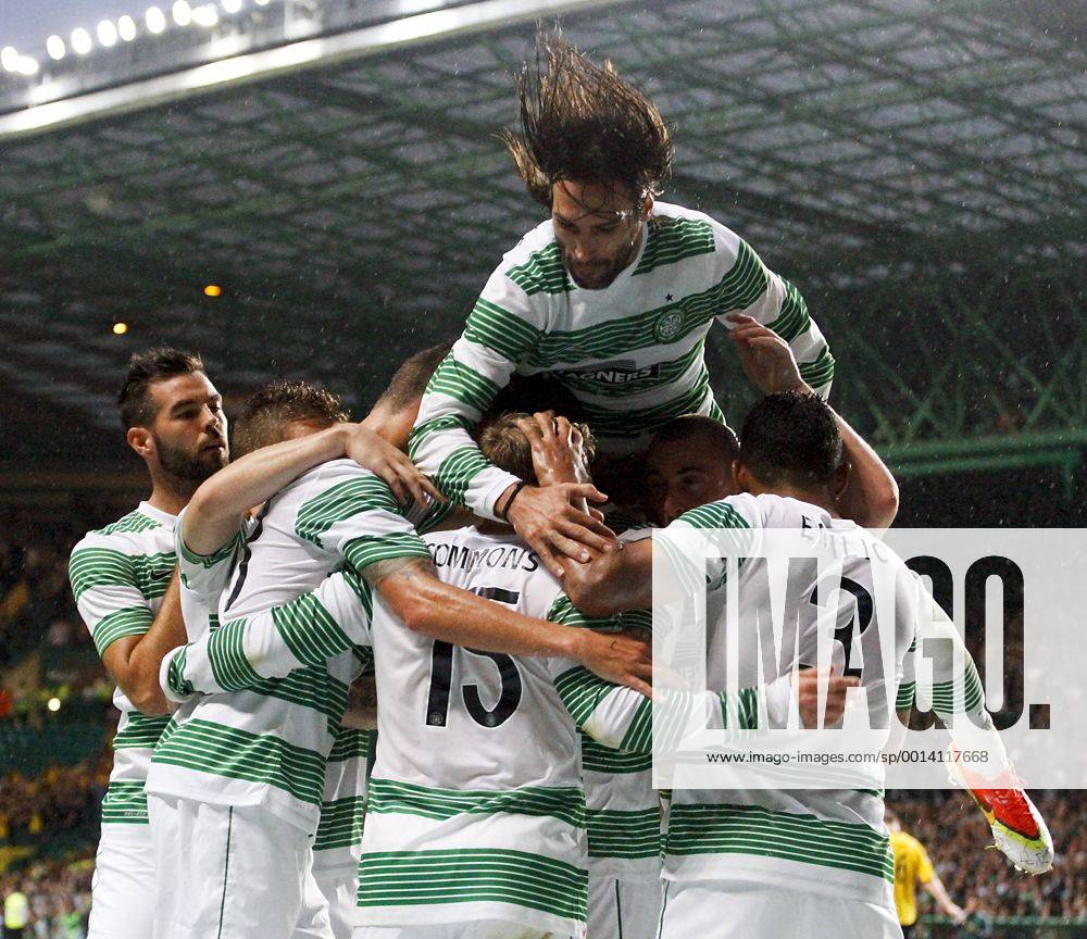 Glasgow, Scotland. The Celtic players celebrate the opening goal during the UEFA Champions League Qualifying Third Round tie between Celtic Glasgow and IF Elsborg from Parkhead. xVagelisxGeorgarioux ActionPlus11434348