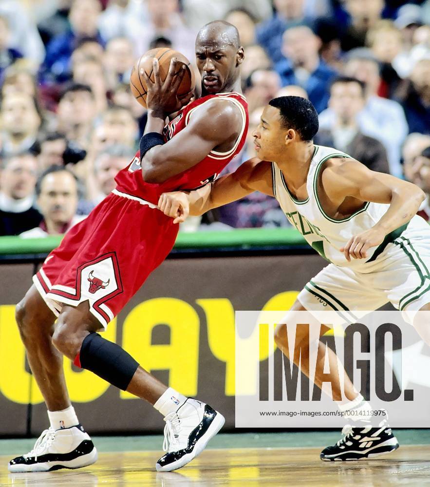 Boston, Massachusetts, U.S - Chicago Bulls Michael Jordan vs Boston celtics David Wesley NBA Basketball Herren USA - Michael Jordan vs David Wesley - ZUMAcha