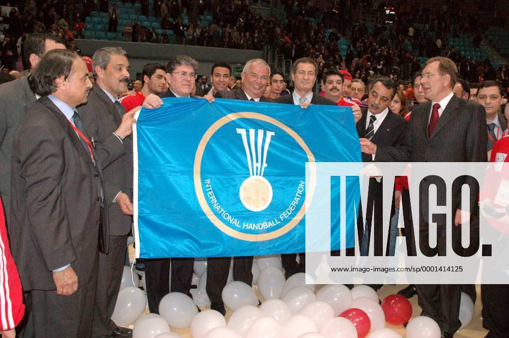 V. li.: OK Chef Kamel Iddir, FTHB Präsident Youssuf Kortobi (beide Tunesien), DHB Präsident Dr. Ulrich Strombach (Deutschland), IHF Präsident Hassan Moustafa (Ägypten), Sportminister Adalah Kaabi (Tunesien), IHF Generalsekretär Peter Mühlematter (Schweiz) Handball WM Herren Weltmeisterschaft 2005, Länderspiel, Nationalmannschaft, Nationalteam, Finale, Endspiel Gruppe Politiker, Staatspolitik, Staatspolitiker, Rades, Mustafa, Moustapha, Mustapha