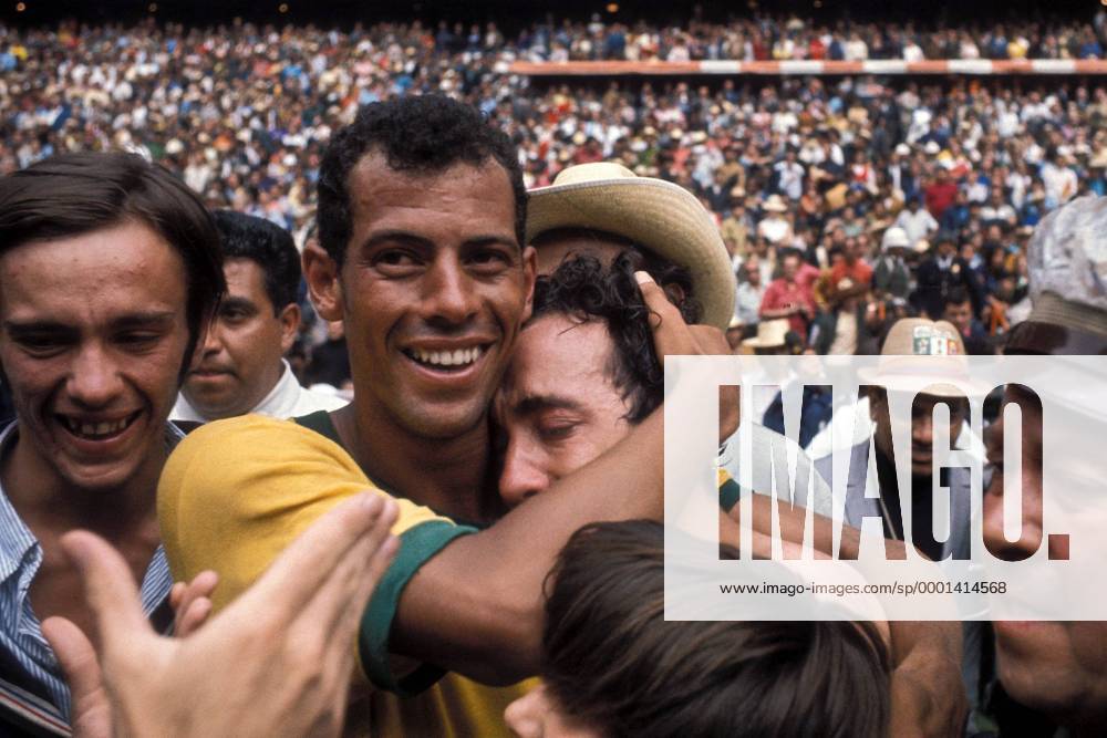 Carlos Alberto (li.) und Tostao (beide Brasilien) feiern den Weltmeistertitel Fußball WM Herren Weltmeisterschaft 1970, Länderspiel, Finale, Endspiel, Nationalmannschaft, Nationalteam Gruppe Mexiko Stadt, Mexico City, Glück, Begeisterung, Freude,