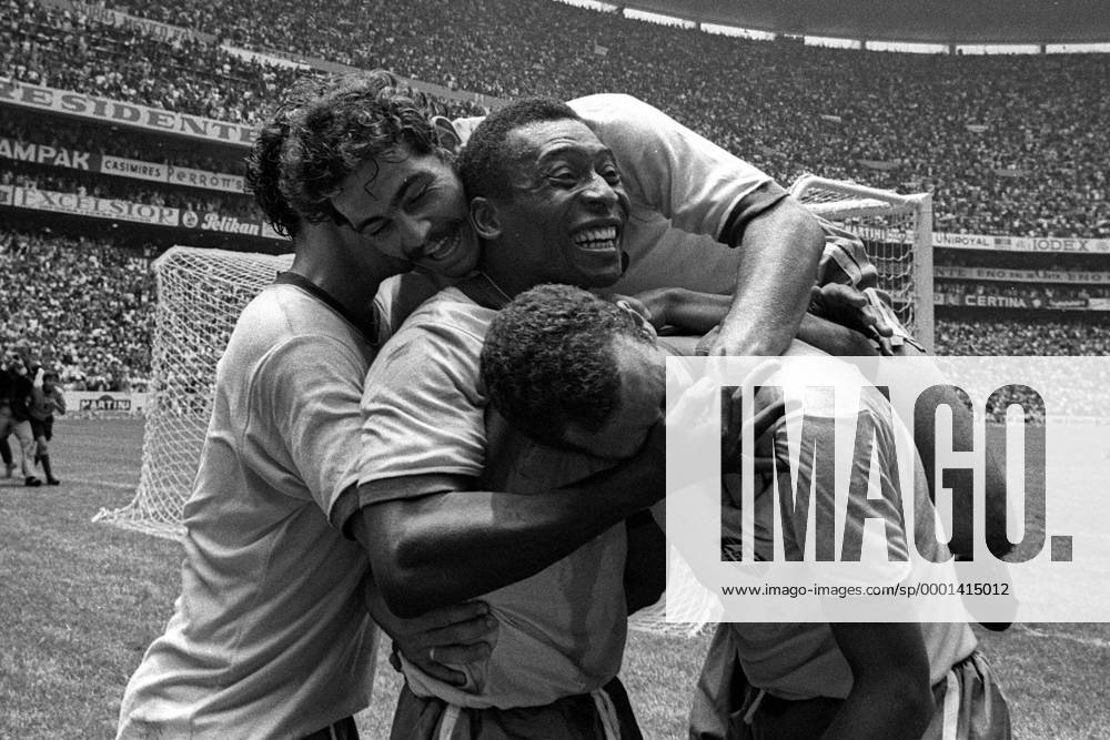 Schlußjubel Weltmeister Brasilien, v.re.: Carlos Alberto, Pele und Roberto Rivelino Fußball WM Herren Weltmeisterschaft 1970, Nationalmannschaft, Nationalteam, Finale, Endspiel, Brasilien Gruppe Mexico City Begeisterung, Freude,