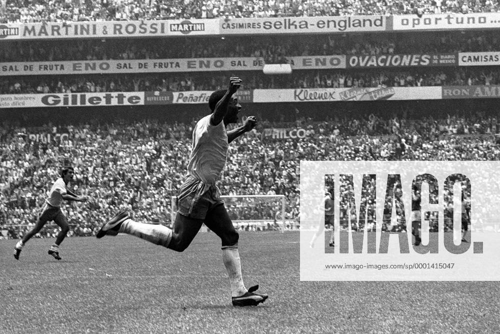 Pele (Brasilien) - Torjubel Fußball WM Herren Weltmeisterschaft 1970, Nationalmannschaft, Nationalteam, Nationaltrikot, Brasilien Totale Aztekenstadion, Azteken Stadion, Estadio Azteca Mexico City, Emotionen Dynamik, Begeisterung, Freude,