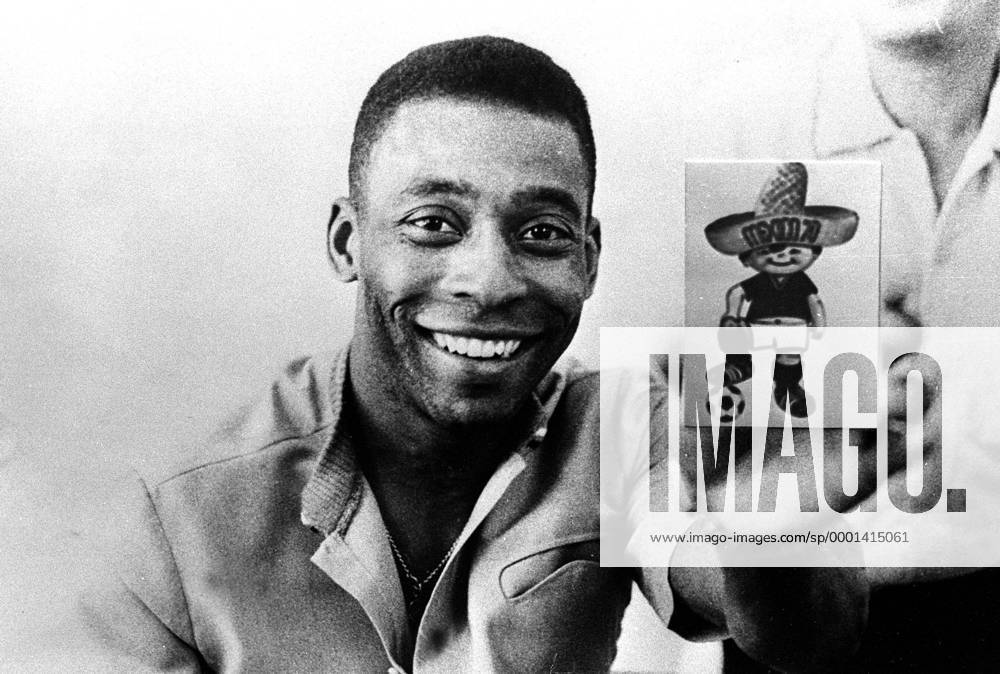 Pele (Brasilien) zeigt ein Bild von Juanito, dem Maskottchen der WM 1970 in Mexiko Fußball WM Herren Vorschau Weltmeisterschaft 1970, Nationalmannschaft, Nationalteam, Porträt Aufnahmedatum geschätzt