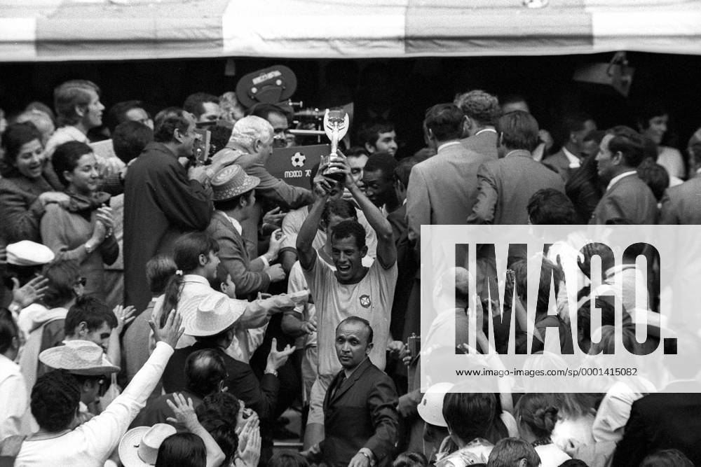 Weltmeister Carlos Alberto (Brasilien, Mitte) läßt sich mit dem Coupe Jules Rimet von der Menge feiern Fußball WM Herren Weltmeisterschaft 1970, Nationalmannschaft, Nationalteam, Nationaltrikot, Brasilien Totale Aztekenstadion, Azteken Stadion, Estadio Azteca Mexico City Begeisterung, Freude,