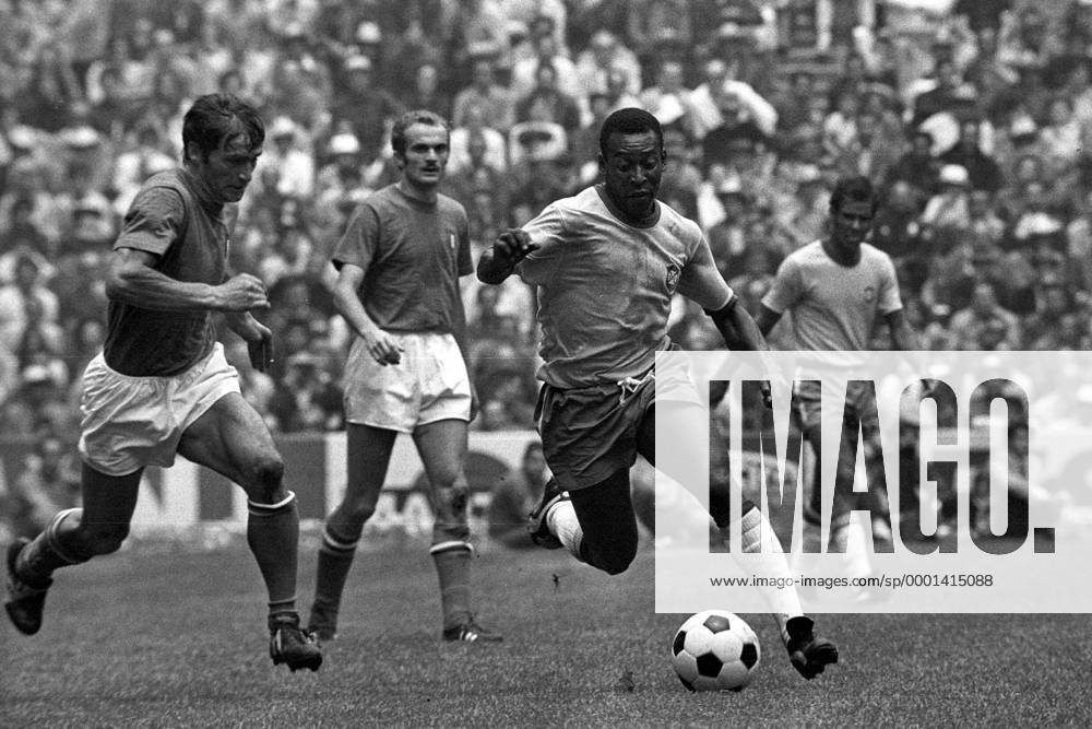 Pele (Brasilien, re.) gegen Tarcisio Burgnich (Italien) Fußball WM Herren Weltmeisterschaft 1970, Nationalmannschaft, Nationalteam, Nationaltrikot, Brasilien - Italien 4:1 Gruppe Mexico City Dynamik,