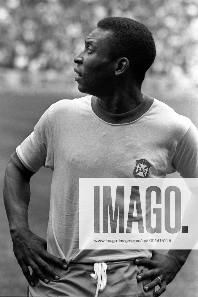 Pele (Brasilien) skeptisch Fußball WM Herren Weltmeisterschaft 1970, Nationalmannschaft, Nationalteam, Nationaltrikot, Brasilien Einzelbild Mexico City Nachdenklichkeit, Skepsis,