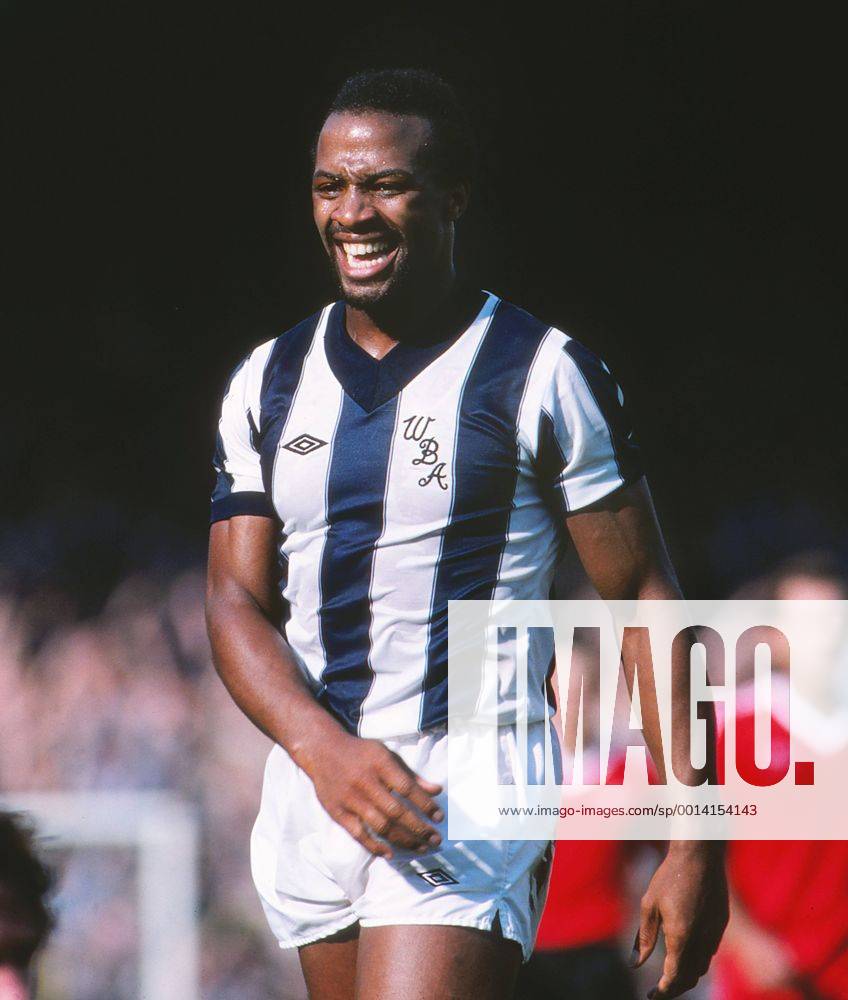 Großbritannien, Black History Month im Oktober - Sport Football - 1982 1983 First Division - West Bromwich Albion 3 Manchester United 1 West Brom s Cyrille Regis at The Hawthorns. 04 09 1982