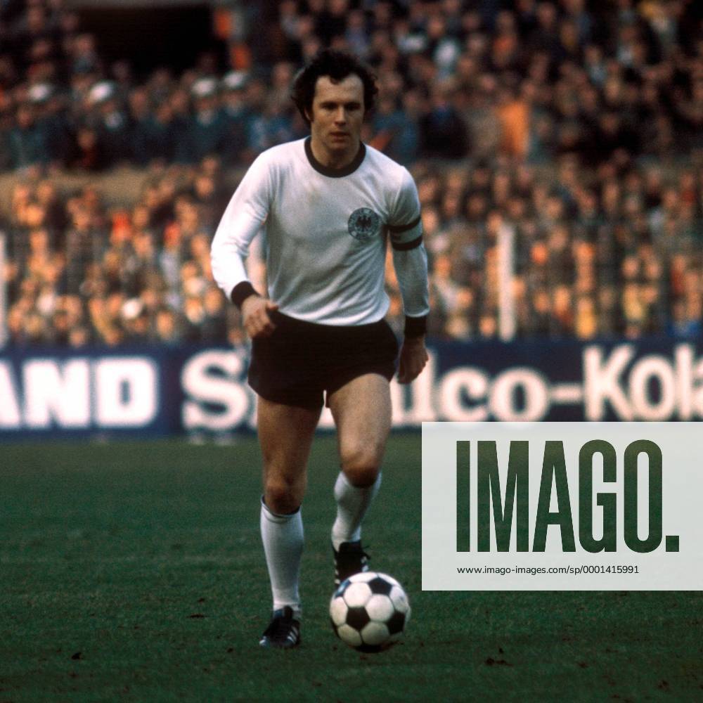 Franz Beckenbauer (BR Deutschland) am Ball Fußball Länderspiel Herren Europameisterschaftsqualifikation 1976, Qualifikation, Länderspiel, Nationalmannschaft, Mfdia Einzelbild Dortmund Dynamik,